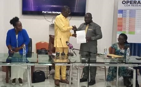 Albert Dwumfour (right), GJA President, presenting a letter of invitation to Prof. Ato Duncan Albert Dwumfour (right), GJA President, presenting a letter of invitation to Prof. Ato Duncan